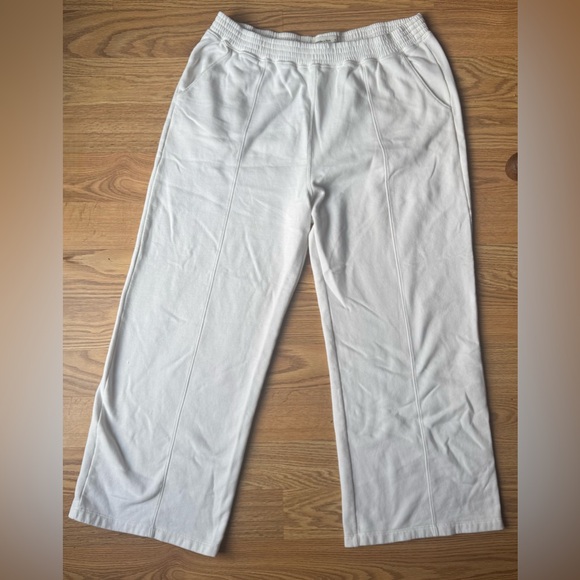 Abercrombie & Fitch Women’s White Sweat Set - XL - Picture 6 of 10